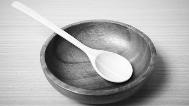 renk tonu tarzı ahşap kase ve kaşık siyah ve beyaz