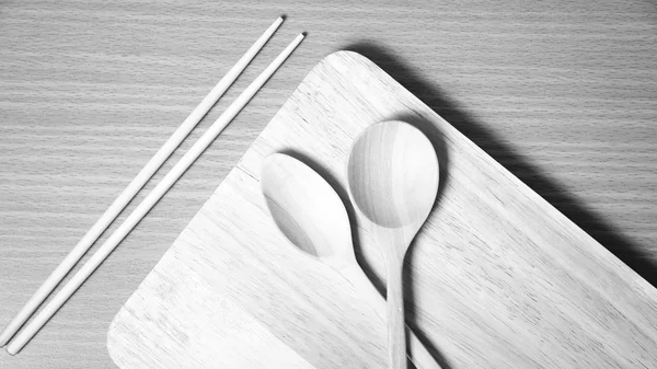 Cucchiaio di legno con tagliere in bianco e nero tono di colore stile — Foto Stock