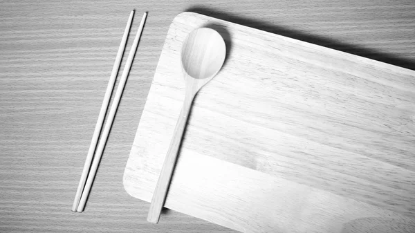 Деревянная ложка с разделочной доской черно-белый тон стиль — стоковое фото