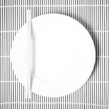 boş tabak siyah ve beyaz renk tonu stili