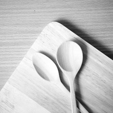 tahta kaşık ile kesme kurulu siyah ve beyaz renk tonu stili