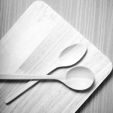 tahta kaşık ile kesme kurulu siyah ve beyaz renk tonu stili