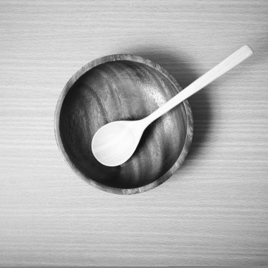 renk tonu tarzı ahşap kase ve kaşık siyah ve beyaz