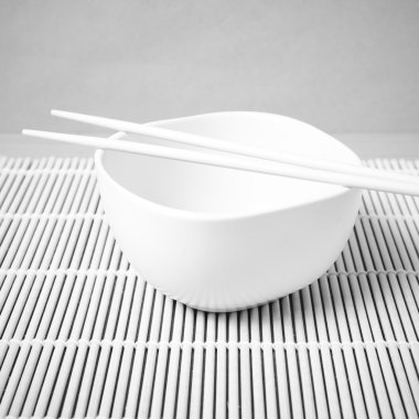 çubuk siyah ve beyaz renk tonu stili ile boş kase