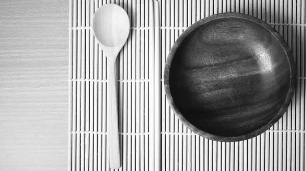 Tigela de colher de madeira e chopstick estilo tom de cor preto e branco — Fotografia de Stock