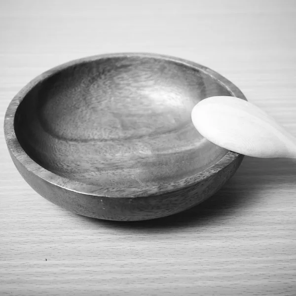 木碗和勺子黑色和白色颜色色调风格 — 图库照片