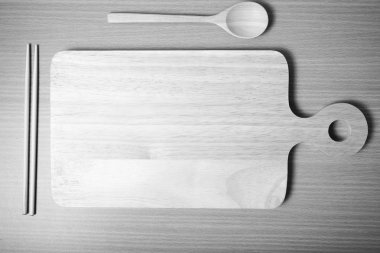 tahta kaşık ile kesme kurulu siyah ve beyaz renk tonu stili