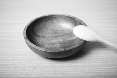 renk tonu tarzı ahşap kase ve kaşık siyah ve beyaz