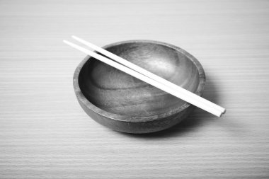 çubuk siyah ve beyaz renk tonu stili ile boş kase