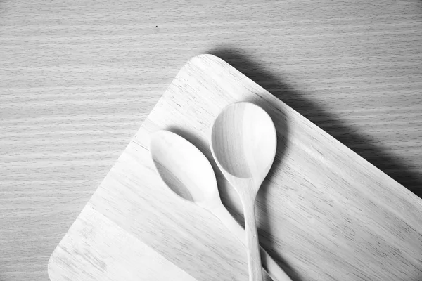 Cuchara de madera con tabla de cortar estilo de tono de color blanco y negro — Foto de Stock