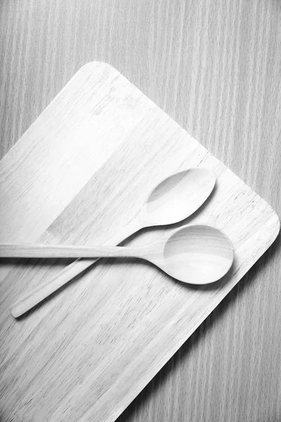 Cuchara de madera con tabla de cortar estilo de tono de color blanco y negro —  Fotos de Stock