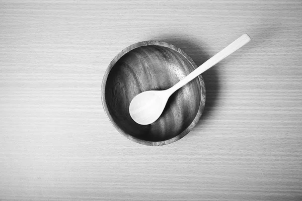 Cuenco de madera y cuchara estilo de tono de color blanco y negro — Foto de Stock