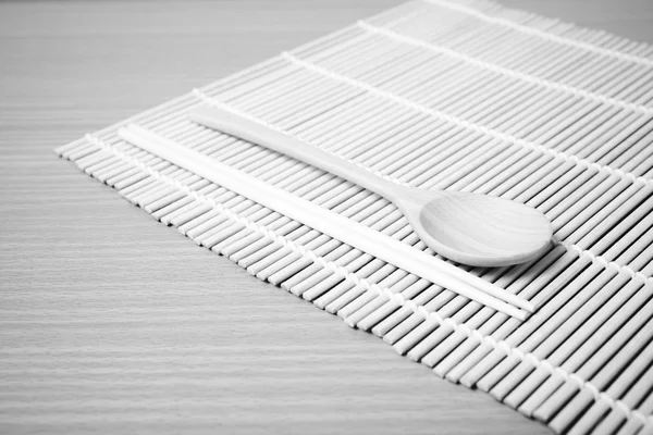 木勺子和筷子黑色和白色颜色色调风格 — 图库照片