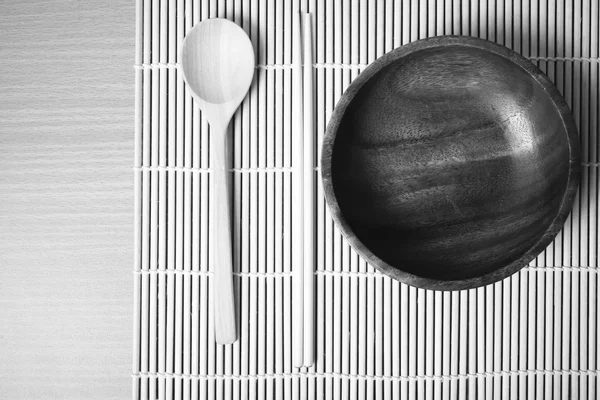 Tigela de colher de madeira e chopstick estilo tom de cor preto e branco — Fotografia de Stock