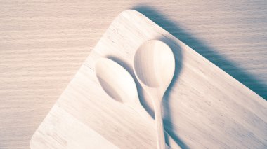 tahta kaşık ile kesme tahtası vintage tarzı