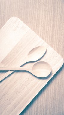 tahta kaşık ile kesme tahtası vintage tarzı