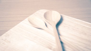 tahta kaşık ile kesme tahtası vintage tarzı