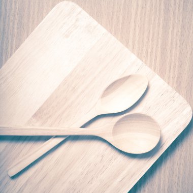 tahta kaşık ile kesme tahtası vintage tarzı