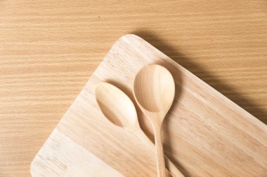 tahta kaşık ile kesme tahtası