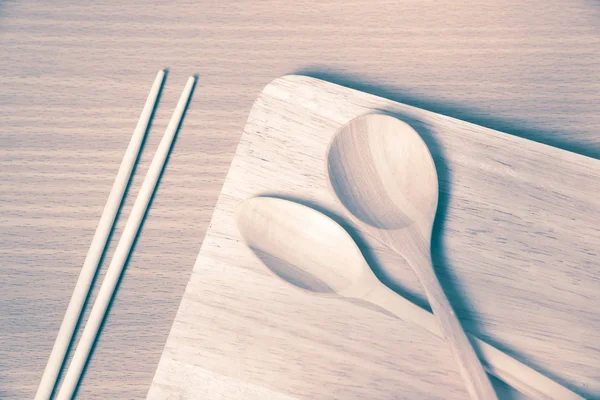 Cuchara de madera con tabla de cortar estilo vintage —  Fotos de Stock