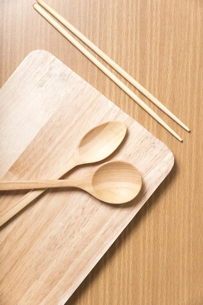 Cuchara de madera con tabla de cortar —  Fotos de Stock