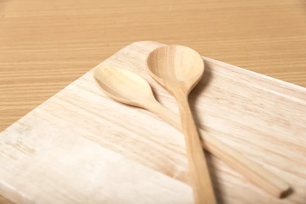 Cuchara de madera con tabla de cortar — Foto de Stock