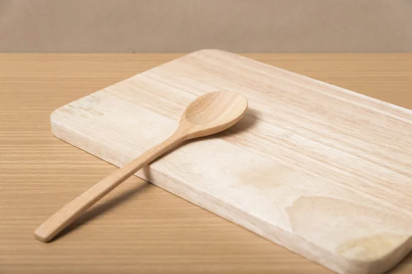 Cucchiaio di legno con tagliere — Foto Stock