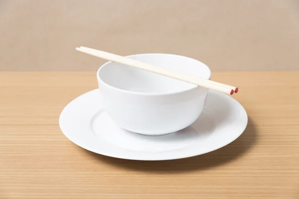 Пустая миска с палочкой для еды — стоковое фото