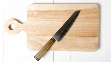 kesme tahtası üzerinde mutfak bıçağı