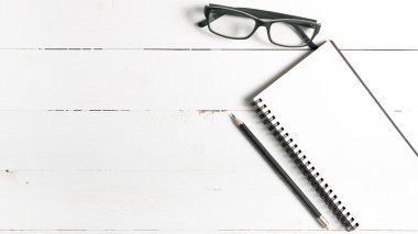 kalem ve gözlük ile not etmek