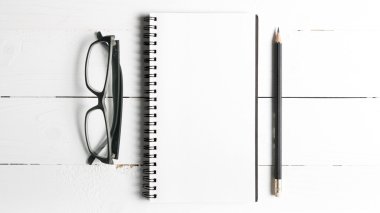 kalem ve gözlük ile not etmek