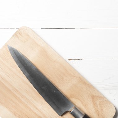 kesme tahtası üzerinde mutfak bıçağı