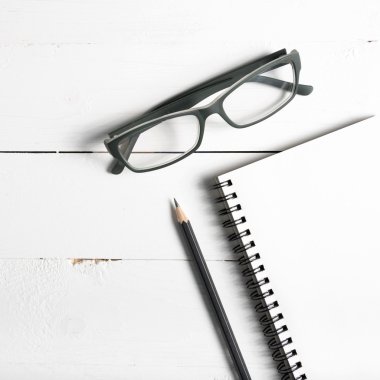 kalem ve gözlük ile not etmek