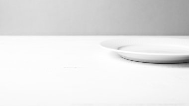 boş tabak siyah ve beyaz rengi stili