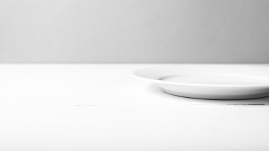 boş tabak siyah ve beyaz rengi stili