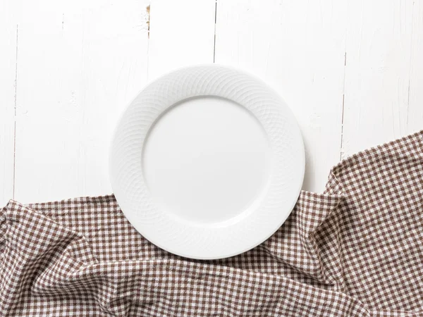Пустая тарелка с кухонным полотенцем — стоковое фото