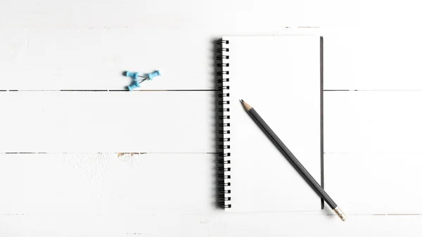 Μολύβι και σημειωματάριο με καρφίτσα σημειώματος — Φωτογραφία Αρχείου