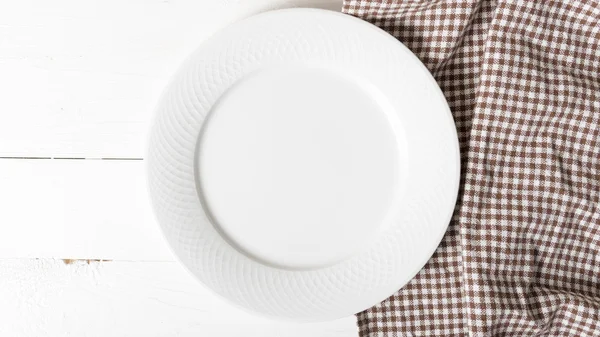 Mutfak havlu ile boş tabak — Stok fotoğraf