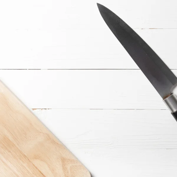 Кухонный нож на доске — стоковое фото