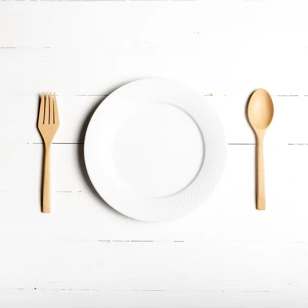 Cucchiaio di legno e forchetta con piatto — Foto Stock