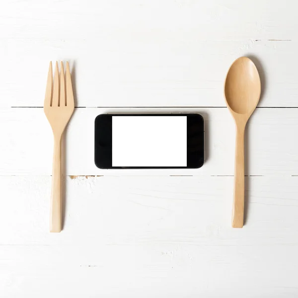 Ложка и смартфон концепции едят социальные — стоковое фото