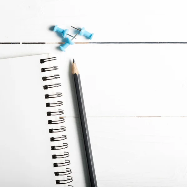 Penna och anteckningsblock med häftstiftet — Stockfoto