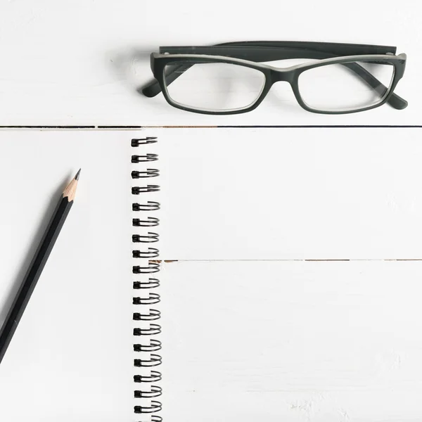 Lápis e bloco de notas com óculos — Fotografia de Stock