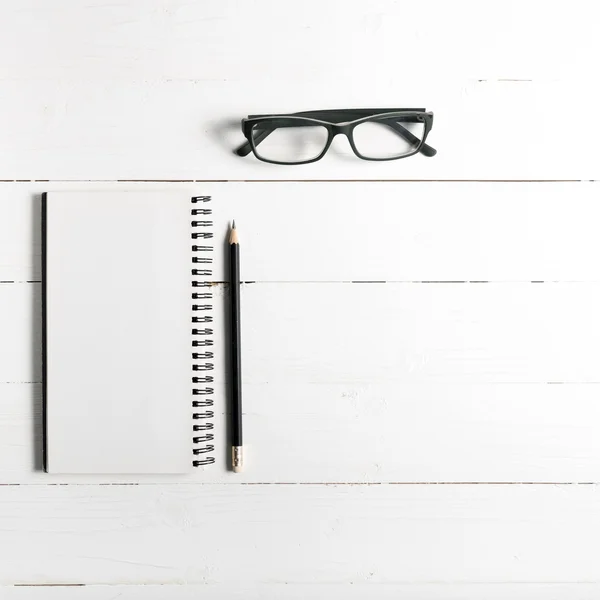 Lápis e bloco de notas com óculos — Fotografia de Stock