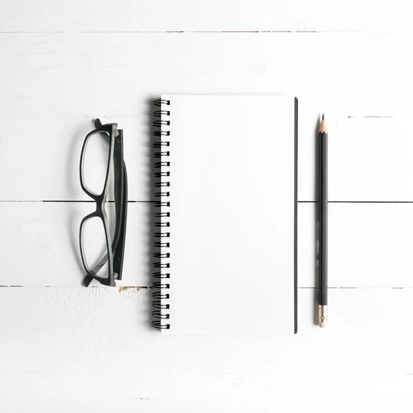 Lápiz y bloc de notas con anteojos —  Fotos de Stock