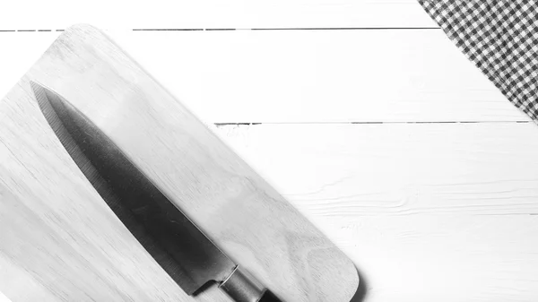 Faca de cozinha na placa de corte estilo de cor tom preto e branco — Fotografia de Stock
