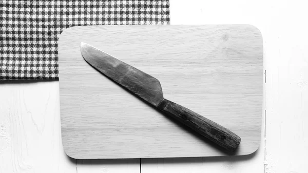 Couteau de cuisine sur planche à découper ton noir et blanc — Photo