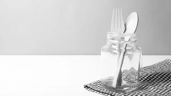 Cucchiaio di legno e forchetta con vetro in bianco e nero tono di colore stile — Foto Stock
