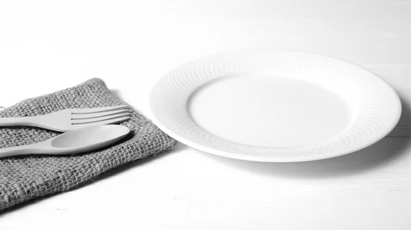 Ложка и вилка с черно-белым цветом блюд — стоковое фото