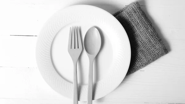 Cucchiaio di legno e forchetta con piatto in bianco e nero tono di colore stile — Foto Stock